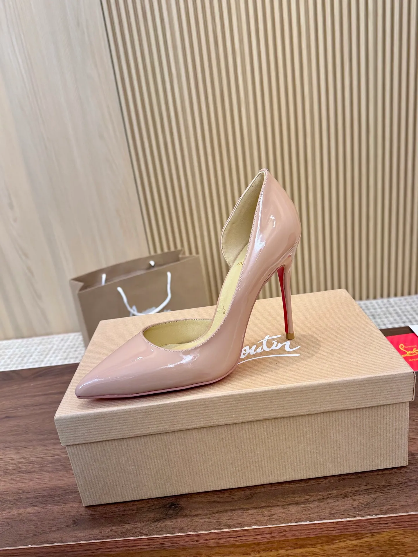 💕💕Factory direct selling price p440💕💕 Genuine leather sole +40 shipped all year round💝Christian Louboutin CL👠 "Imported cow patent leather💎Side hollow series" noble and luxurious, real blingbling👟👟 real materials, all customized by the pattern maker, and the materials are made of original customized materials to achieve the taste of the original 5 color options💍 Upper: Imported 👉cow patent leather💪 Lining: Sheepskin foot pad/lining Size: 34-40.41.42 Heel height: two options: 10.5cm and 8.5cm